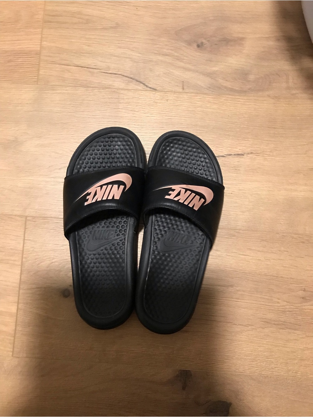 Nike Women’s Size 7 Benassi Slide Sandal Gold